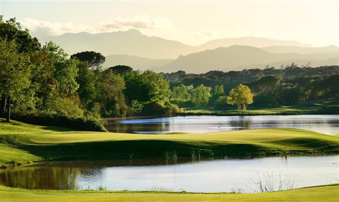 O buraco 13 do Stadium Course doPGA Catalunya Resort